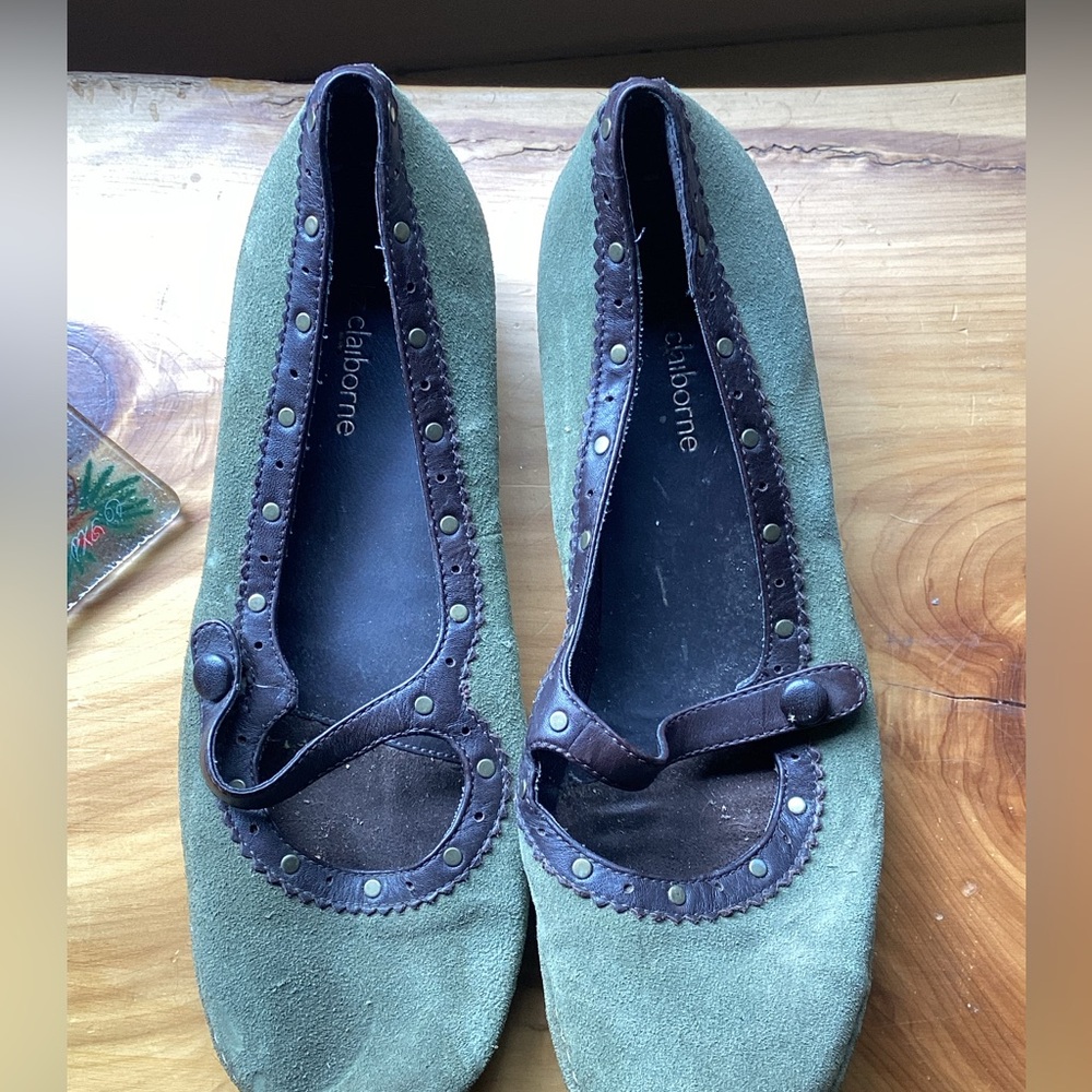OLIVE Suede Loafers w/Brass Studs Round Toe  Sz 8 1/2 -9 NPLVC  Liz Claiborne